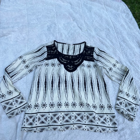 White blouse size med - Picture 1 of 2